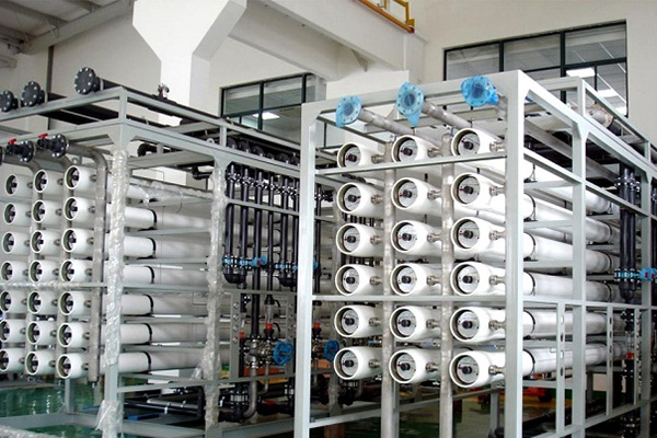 中小企生产纯水成本怕超支？单级反渗透纯水设备适配又省本